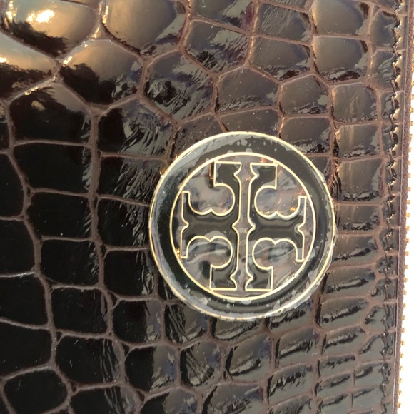 NWT TORY BURCH Embossed Patent Crocodile Wristlet - Picture 2 of 4